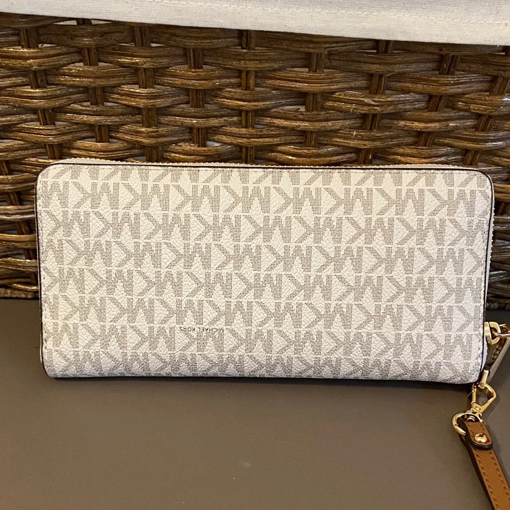 Michael Kors Signature Continental Wallet in Vanilla and Acorn - Picture 2 of 4